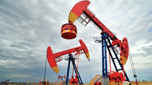 أسعار النفط تحوم قرب قمة 10 شهور بدعم مخاوف حيال الطلب