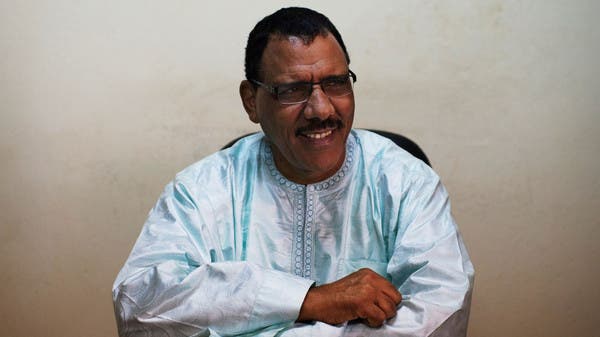 أول رئيس عربي للنيجر.. من هو محمد بازوم المحاصر في قصره؟