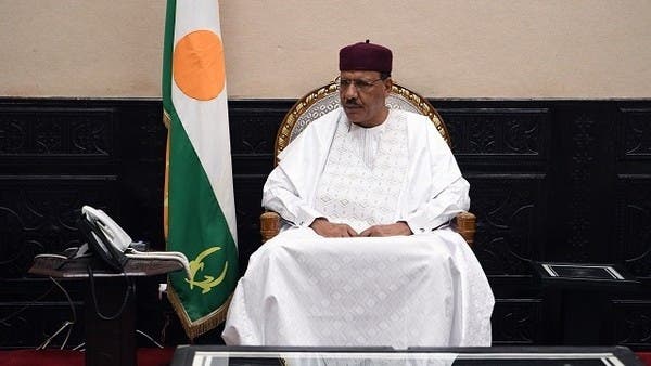 رئيس النيجر محاصر ويرفض الاستقالة.. واعتقال وزير الداخلية