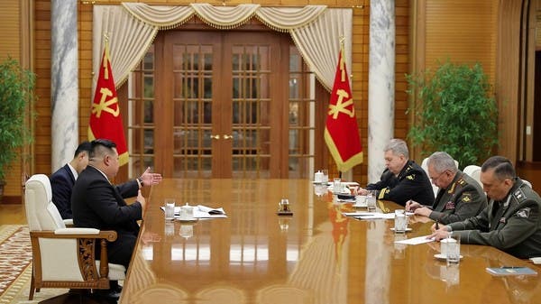 صور.. كيم جونغ أون يلتقي وزير الدفاع الروسي في بيونغ يانغ