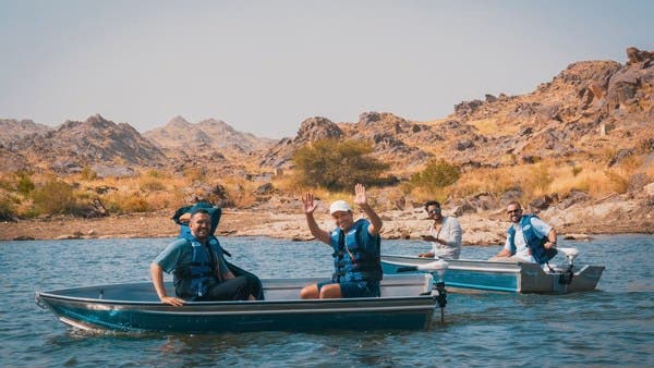 شاهد.. وزير السياحة السعودي يجدف بقاربه وسط بحيرة سد وادي ترج