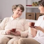 اختيار جليسة المسنين