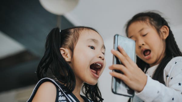 الصين تسعى لقصر استخدام الأطفال للهواتف الذكية على ساعتين يوميا