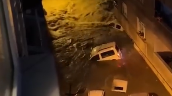 شوارعها تحولت إلى أنهار.. شاهد فيضانات تغرق إسطنبول