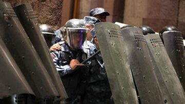 احتجاجات بأرمينيا.. وأذربيجان تبحث إصدار عفو عن مقاتلي كاراباخ