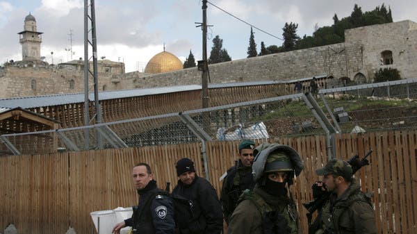 مستوطنون يقتحمون الأقصى في حراسة الشرطة الإسرائيلية.. واعتقال فلسطينيين