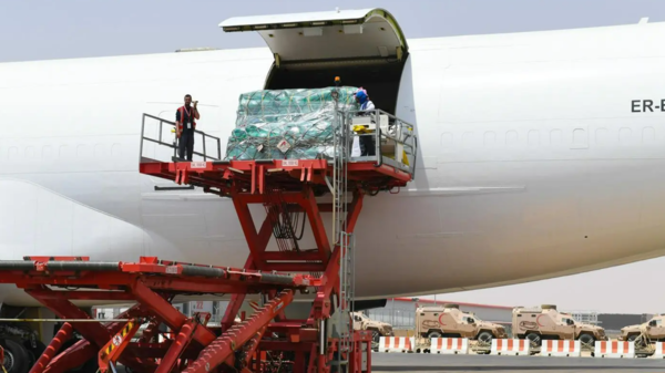 وصول الطائرة الإغاثية السعودية الأولى إلى ليبيا